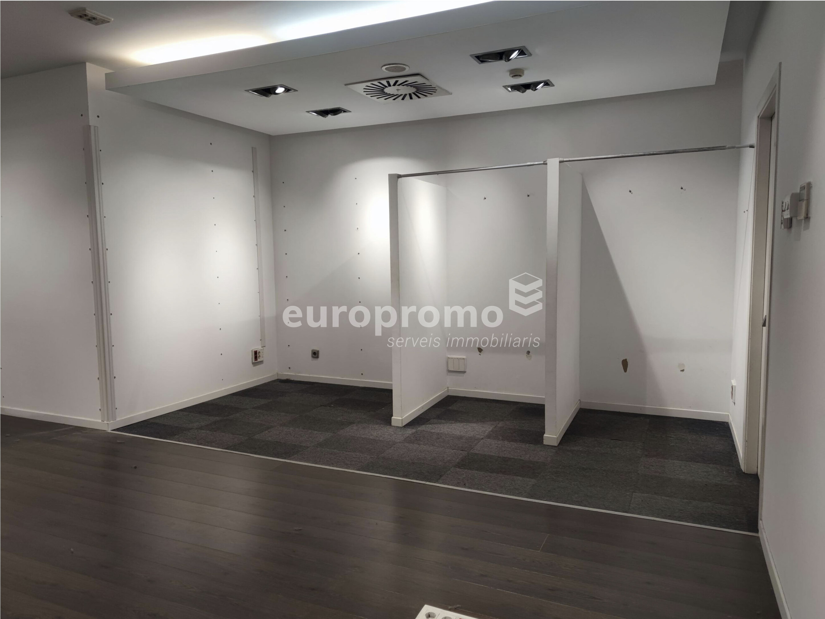 Fantástico local de 78 m² situado a primera línea y mejor zona comercial de la ciudad! 